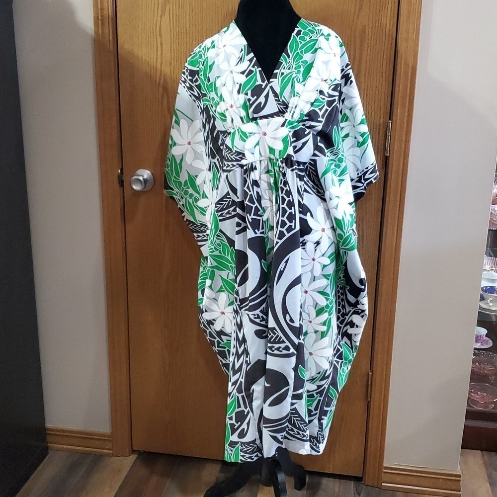 Tropical Eve Hawaii green white black Tropical floral kaftan